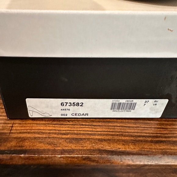 Marc by Marc Jacobs Bright Yellow Peep Toe Heels - Picture 4 of 4